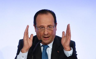 François Hollande a rompu samedi un long silence sur l'affaire Leonarda et a offert à la collégienne de rentrer en France sans sa famille expulsée au Kosovo, un jugement de Salomon censé mettre fin à une intense polémique mais qui n'a pas fait taire les critiques, même à gauche.