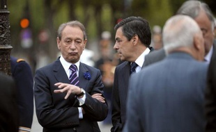 Le maire (PS) de Paris Bertrand Delanoë a estimé lundi que le Premier ministre François Fillon, candidat dans la capitale pour les législatives, agit "comme un opposant politique local" sur les dossiers parisiens.