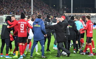 Début de bagarre en Allemagne après que le capitaine de l'Eintracht Francfort David Abraham a violemment bousculé le coach de Fribourg, le 10 novembre 2019.