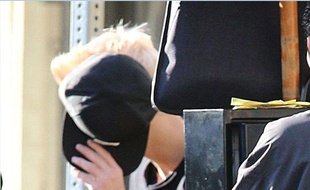 Justin Bieber masque sa nouvelle blonditude