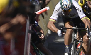 A l'issue de la 4e étape du Tour 2017, le Slovaque Peter Sagan est exclu pour avoir provoqué la chute dans le sprint de plusieurs coureurs, dont Mark Cavendish.