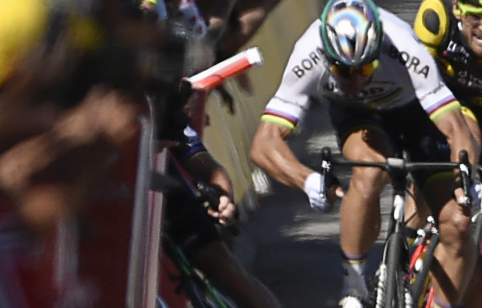 2017 Tour de France 960x614_issue-4e-etape-tour-2017-slovaque-peter-sagan-exclu-avoir-provoque-chute-sprint-plusieurs-coureurs-dont-mark-cavendish