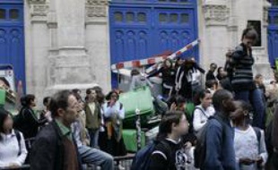 Les élèves du lycée Voltaire protestent contre l'élection de Nicolas Sarkozy, le lundi 7 mai 2007. Deux cents jeunes se sont retrouvés place de la Bastille au cri de «Sarko, racaille, faut que tu t'en ailles.»