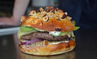 Le burger, plat préféré des Lillois accros à la livraison (illustration).