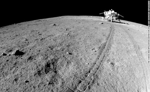 Une photo de la surface de la Lune, prise par un robot chinois en 2013.
