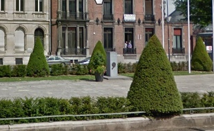 Le monument souillé par une croix gammée.