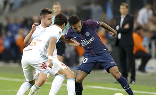 Neymar entouré de deux marseillais, le symbole de la soirée du brésilien au Vélodrome.