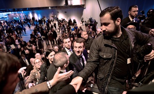 Alexandre Benalla (à droite) assure ici la sécurité du président, au Salon de l'agriculture.