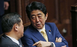 Le Premier ministre japonais, Shinzo Abe, le 16 juillet 2015, dans la chambre basse du Japon, à Tokyo.