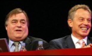 Le défi pour Gordon Brown est complexe. Il doit à la fois se distancer de Tony Blair, pour sembler offrir du neuf aux travaillistes, tout en restant fidèle au Premier ministre pour ne pas raviver les accusations de trahison lancées contre lui au début du mois, lors de la tentative de "coup" contre M. Blair, qui l'a lui aussi affaibli.