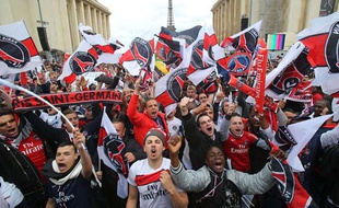 Les supporters parisiens fêtent le titre du PSG, le 13 mai 201"3 place du Trocadéro.