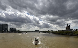 Le débit du fleuve est trois fois plus élevé qu'à la normale. Ici, le Rhin à Cologne. (Illustration)