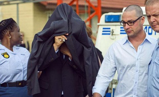 Oscar Pistorius quitte le commissariat de Boschkop de Pretoria, le 15 février 2013.