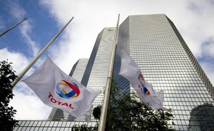 Le siège de Total dans le quartier d'affaires de La Défénse à Paris le 21 octobre 2014