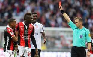 Mario Balotelli reçoit un jaune face à Dijon