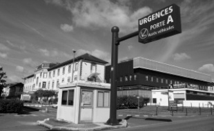 "Je sortais régulièrement sur la petite esplanade au milieu de laquelle trônait un énorme panneau qui indiquait « Admissions Urgences »."