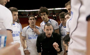 Patrice Canayer, l'entraîneur du Montpellier Handball, au milieu de ses joueurs en finale de la Coupe de la Ligue à Miami, le 11 avril 2009