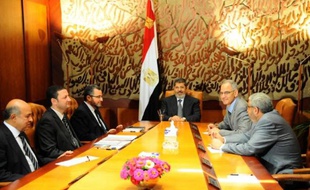 Lâché par cinq ministres et son propre porte-parole, M. Morsi apparaît de plus en plus isolé.