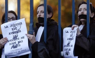 Des avocates françaises protestent contre la fermeture du tribunal de Dole lors de la visite de la ministre de la Justice Rachida Dati à Colmar, le 5 novembre 2007.