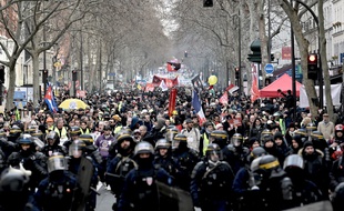 Des manifestants défilant boulevard Diderot à Paris lors de la manifestation contre la réforme des retraites, le samedi 11 janvier.