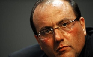 Le député PS Julien Dray s'efforce de faire face aux révélations du contenu de l'enquête sur de présumés mouvements de fonds à son profit en menaçant de poursuites journaux et sites internet et en chargeant un "jury indépendant" de se pencher sur son patrimoine.