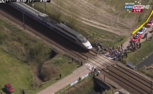 Un TGV coupe le peloton du Paris-Roubaix en deux, le 12 avril 2015.