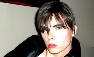 La police française effectue des "recherches ciblées" pour retrouver la trace de Luka Rocco Magnotta, ce Canadien de 29 ans soupçonné d'avoir tué avec un pic à glace et dépecé un étudiant chinois à Montréal, a-t-on appris samedi de source policière.