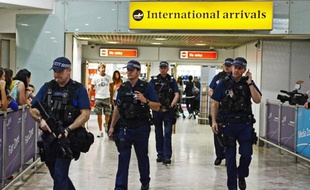 Des policiers britanniques dans le hall des arrivées à l'aéroport d'Heathrow, en 2012 à Londres