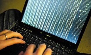 Le quotidien d'un hacker, spécialiste de la sécurité informatique, c'est coder pendant des heures.