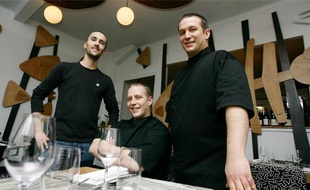 Mickaël et Gaël Tourteaux (à droite, dans leur restaurant) ont séduit les critiques