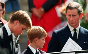 Le prince Charles et ses fils William et Harry à l'enterrement de la princesse Diana, le 6 septembre 1997.