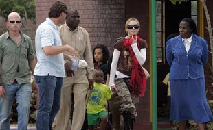 Madonna et son fils adoptif David Banda, le 30 mars 2009, au Malawi.