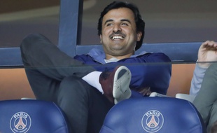 L'émir du Qatar Tamim Al-Thani, propriétaire du PSG, dans les tribunes du Parc des Princes le 9 avril 2017.