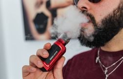 Vapoter tout en continuant à fumer n’aide pas à se sevrer