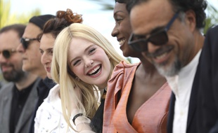 Le jury du Mexicain Alejandro Inarritu, avec la très souriante actrice américaine Elle Fanning au centre