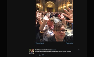 Paris, le 6 juin 2017. Matthew Currie Holmes a pris en photo la scène où les visiteurs de la cathédrale de Notre-Dame devaient lever les mains sur ordre de la police.