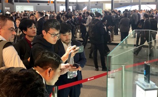 Le smartphone pliable Mate X de Huawei sous le feu des projecteurs au Mobile World Congress.