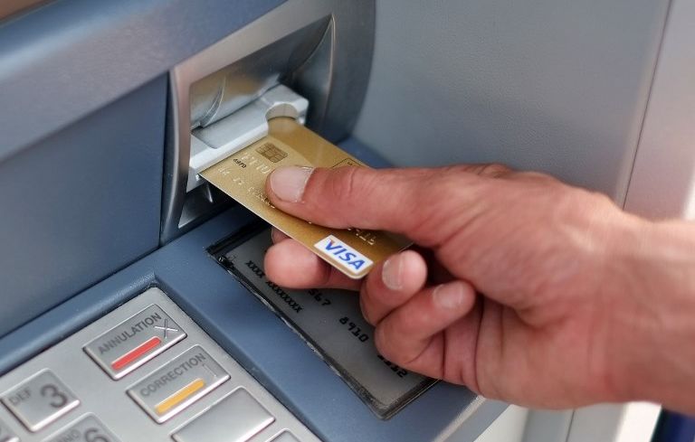 Les voleurs observaient les personnes au moment où elles composaient leur code confidentiel de carte bancaire. 