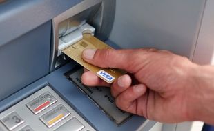 Retrait d'argent avec carte bancaire (image d'illustration).