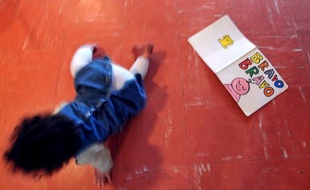 Les professionnels de la petite enfance réunis dans le collectif "Pas de bébé à la consigne" demandent aux candidats à la présidentielle de s'engager précisément sur l'accueil des tout-petits en France, qui souffre d'un manque criant de places et de professionnels formés.