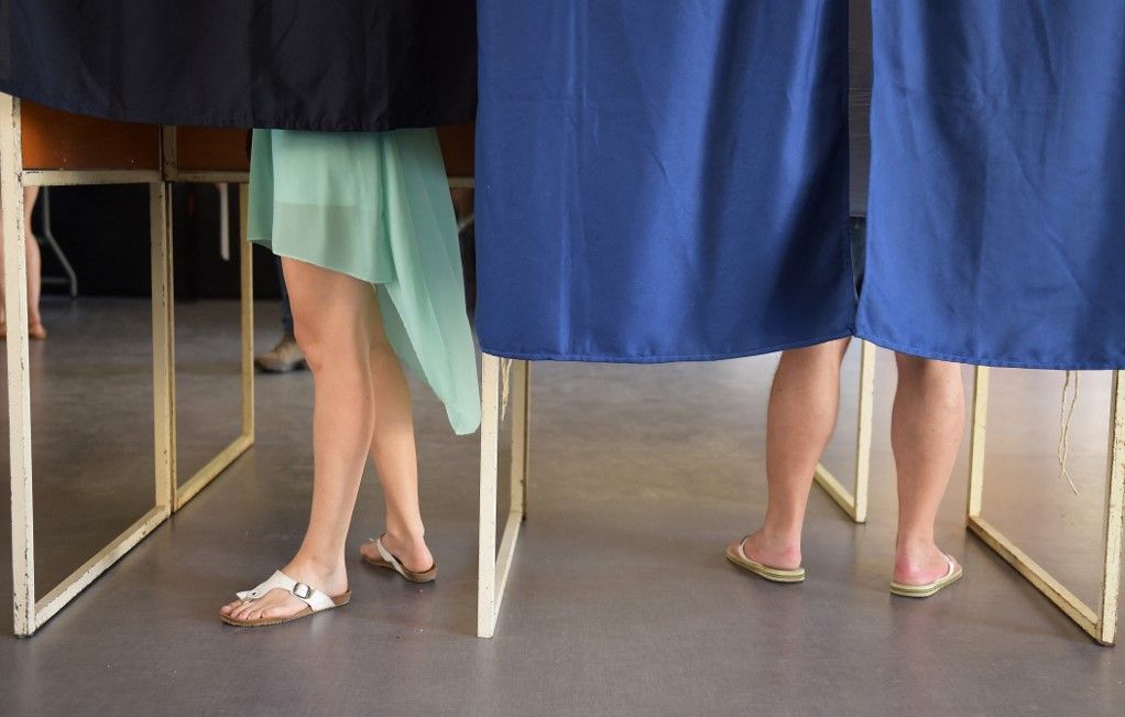 Des femmes dans l'isoloir lors des élections législatives de 2017 à Bordeaux (archives).