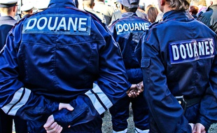 Des douaniers français. Illustration.