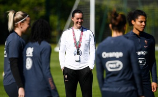 Corinne Diacre avec ses joueuses de l'équipe de France à l'entraînement à Clairefontaine, le 14 mai 2019.