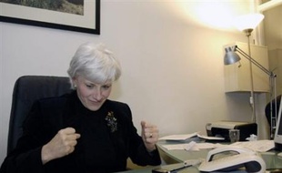 La candidate UMP à la mairie de Paris Françoise de Panafieu conserve le XVIIème (52,7%), par un score serré contre la socialiste Annick Lepetit (47,3%). La ministre de la Justice Rachida Dati l'emporte comme prévu dans le VIIème (57,7%).