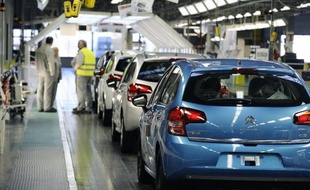L'usine PSA Peugeot-Citroën d'Aulnay-sous-Bois va livrer vendredi matin sa dernière voiture avant une fermeture définitive du site en 2014, un scénario qui, promet la direction, ne devrait pas se répéter en France avant trois ans grâce au plan de compétitivité signé jeudi.