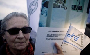 La question de l'euthanasie oppose de manière tranchée les candidats de droite hostiles à tout changement de la loi Leonetti qui encadre la fin de vie, à ceux de gauche favorables à une évolution vers une "aide active à mourir", expression qu'ils préfèrent au mot euthanasie.