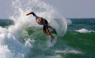 Le surfeur australien Mick Fanning surfe en finale du Quiksilver Pro France, le 27 septembre 2009 à Seignosse.