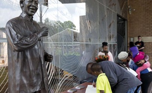 La Fondation Mandela, ouverte au public 24 heures sur 24 jusqu'à lundi, le 7 décembre 2013.