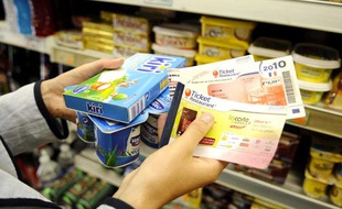 Achat de yaourts et fruits avec des tickets restaurant à Clamart, le 29 Juin 2010