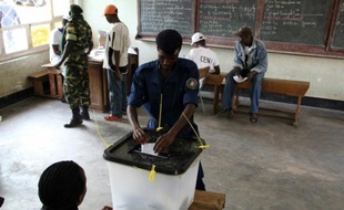 Un policier burundais vote, le 21 juillet 2015 à Bujumbura, pour une élection présidentielle controversée au Burundi